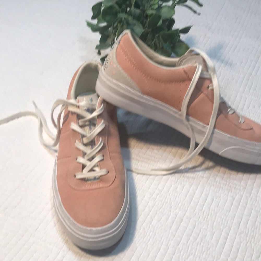 Converse Women’s pink 8.5 leather suede tennis shoes